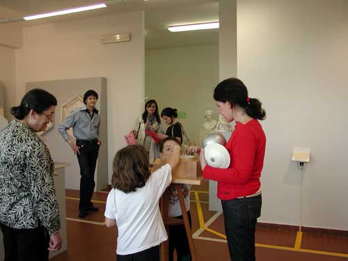 Operatori del Museo mostrano i modellini ai bambini