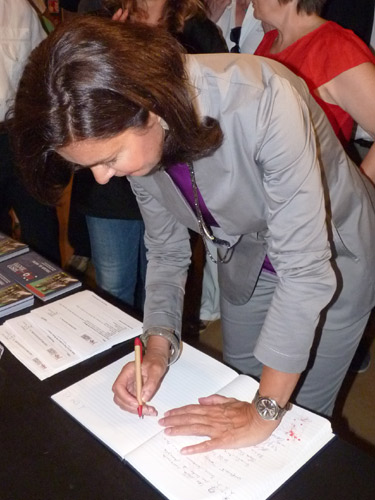 Laura Boldrini firma il libro dediche del Museo Omero