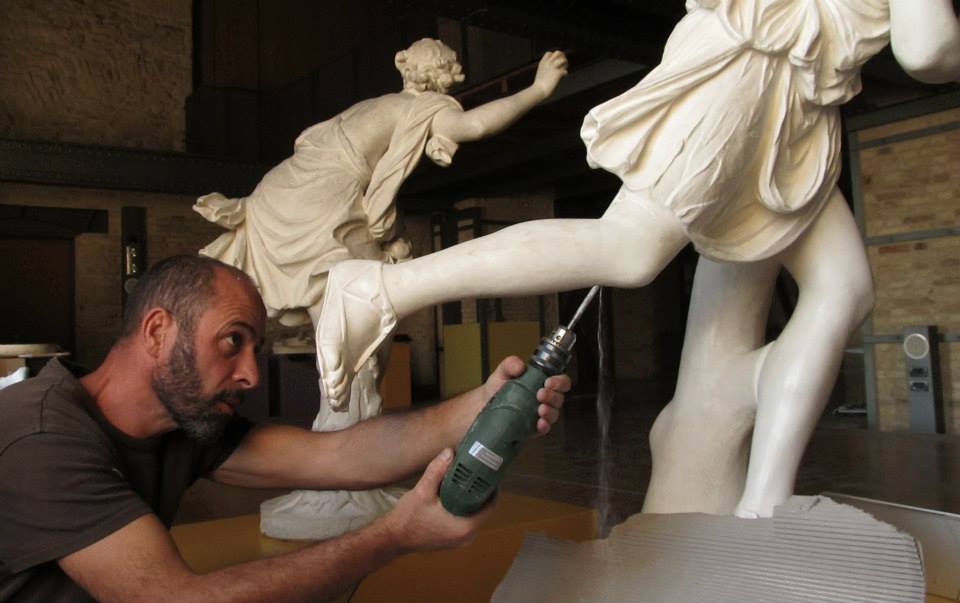 Giuseppe Tomasello restaura una scultura