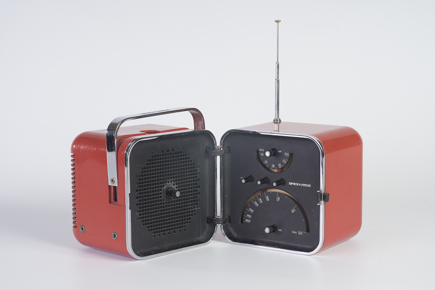 Radio Cubo TS 502 open, orange exterior, black interior.