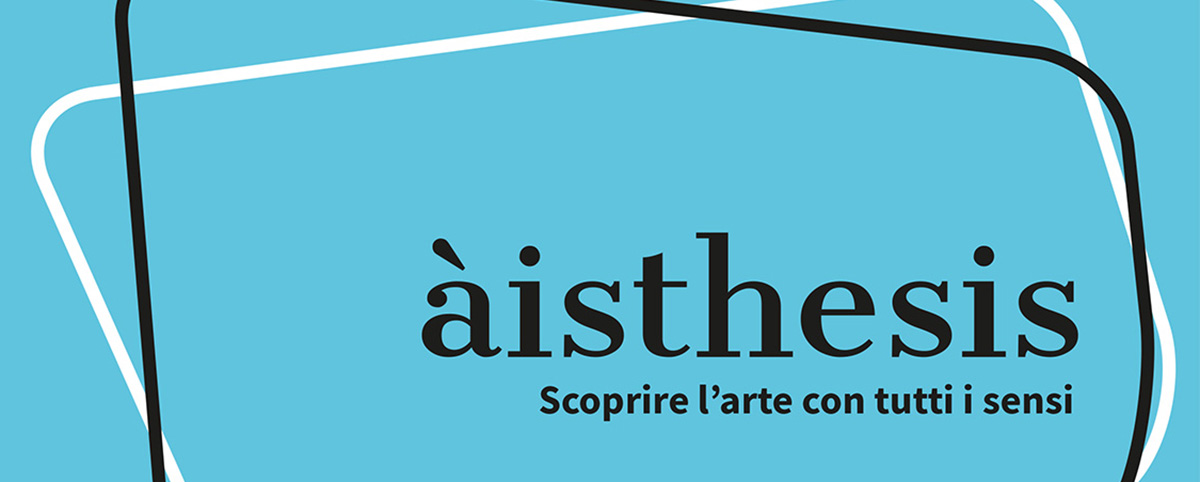 Su fondo azzurro scritta "Aisthesis, scoprire l'arte con tutti i sensi"