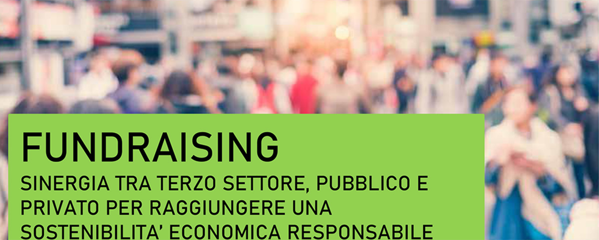 Parsone sfocate su sfondo e scritta in nero su verde Soluzioni per Migliorare la Sinergia tra Pubblico, Privato e Non Profit.