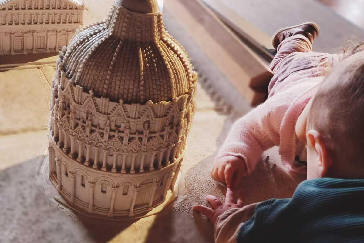 Due bambini di pochi mesi scoprono il modellino di Piazza dei Miracoli di Pisa