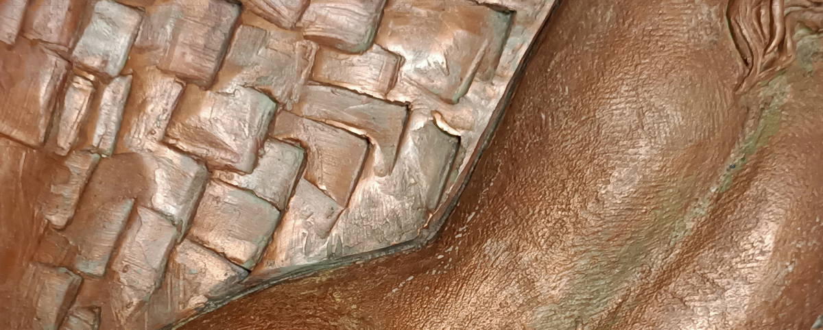Dettaglio di una schiena nuda femminile, terracotta patinata bronzo
