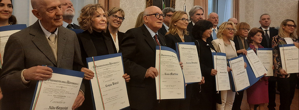 La grupo kun Aldo Grassini por la kutima foto kun atestilo en la mano.