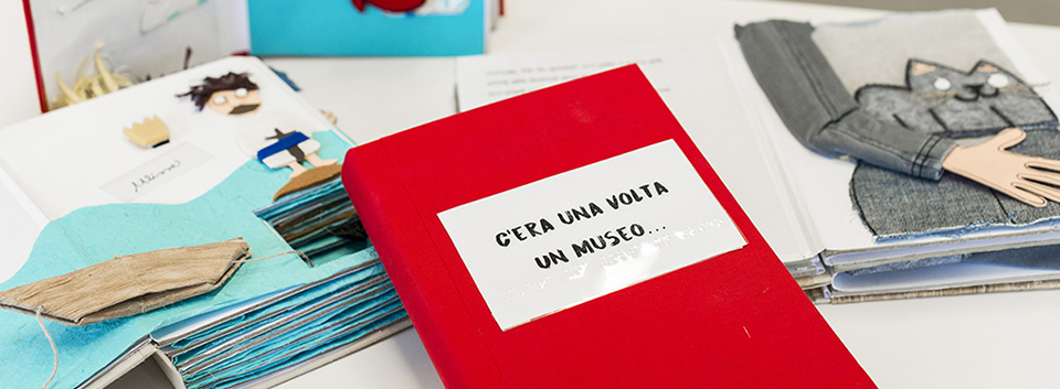 tavolo su cui sono esposti alcuni libri tattile realizzati dal museo Omero.