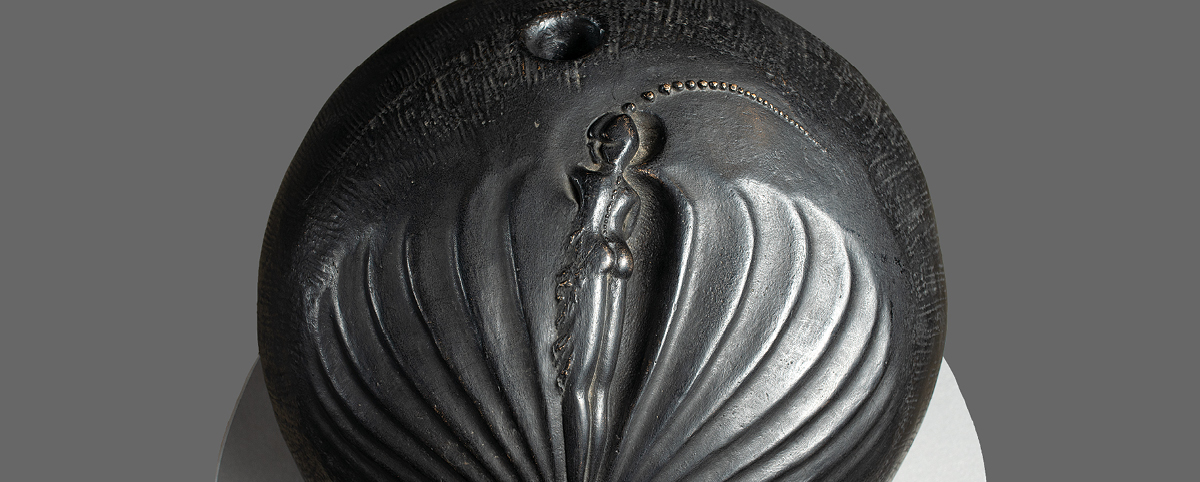 Porzione dell'opera "L'ombra vede" di Enzo Cucchi: il corpo di una donna