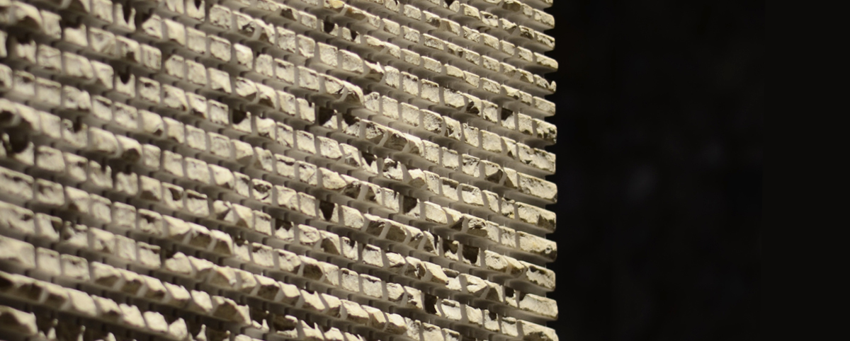 particolare della scultura pietra sonora