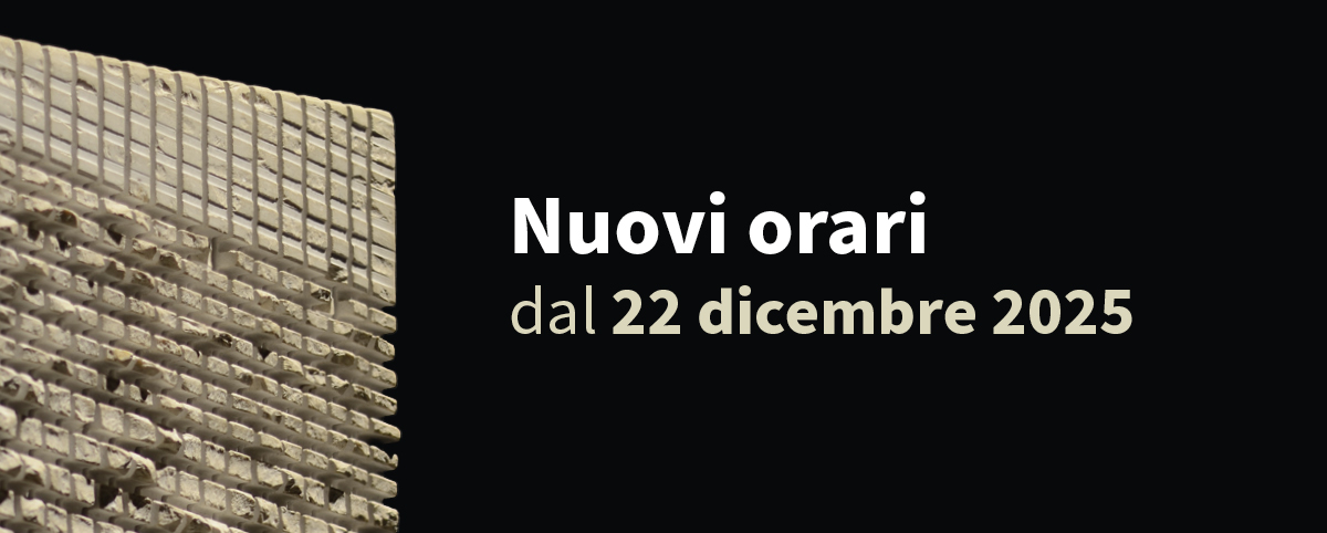 Detalo de palpebla ŝtono-skulptaĵo, “Pietra Sonora” de Pinuccio Sciola, apud la teksto kiu anoncas “Novaj horoj ekde la 22a de decembro 2025”.