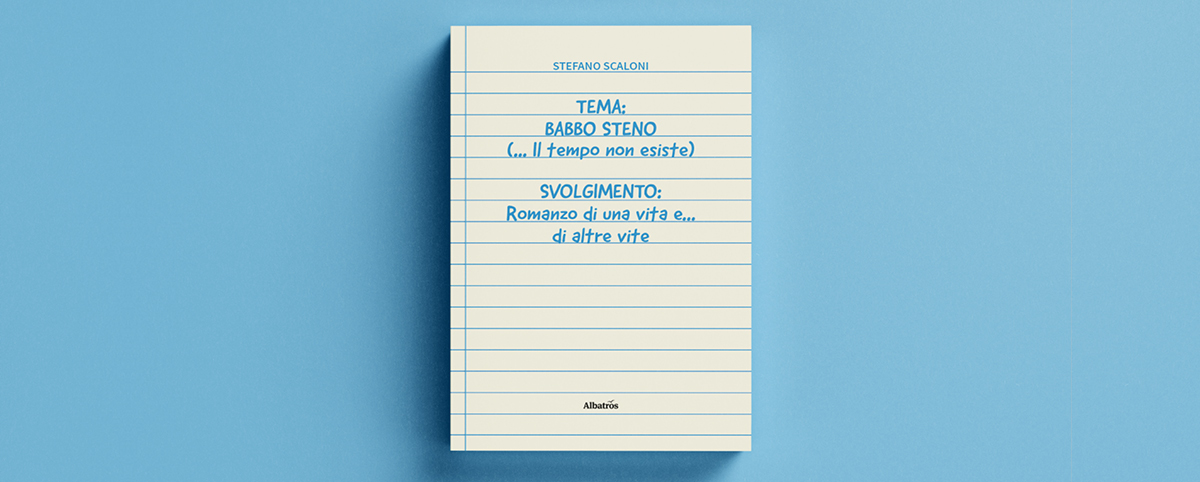 Copertina del libro “TEMA: Babbo Steno (… il tempo non esiste). Romanzo di una vita e… di altre vite” di Stefano Scaloni: un quaderno a righe color avorio, visto dall’alto, con titolo scritto in blu e appoggiato su uno sfondo azzurro uniforme.