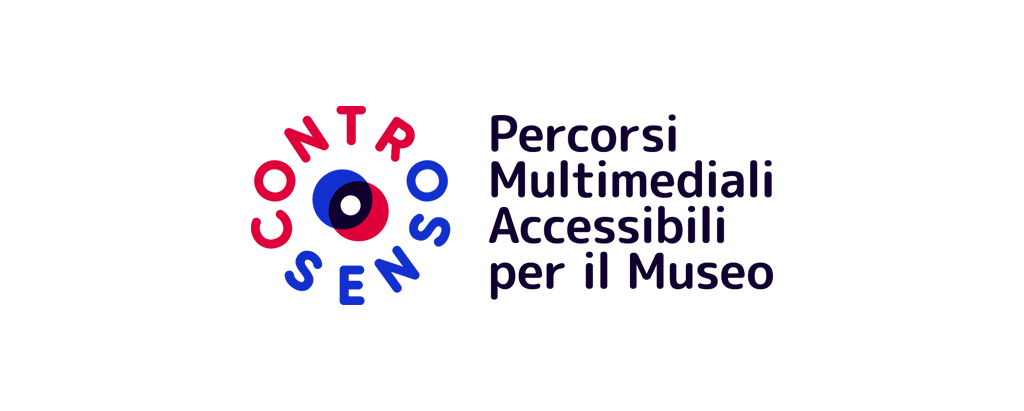 Logo del progetto "ControSenso". A sinistra la scritta "CONTRO SENSO" disposta in cerchio attorno a un simbolo composto da due cerchi sovrapposti, uno rosso e uno blu, con un punto nero e uno bianco al centro. A destra compare la dicitura: "Percorsi Multimediali Accessibili per il Museo". Sfondo bianco.