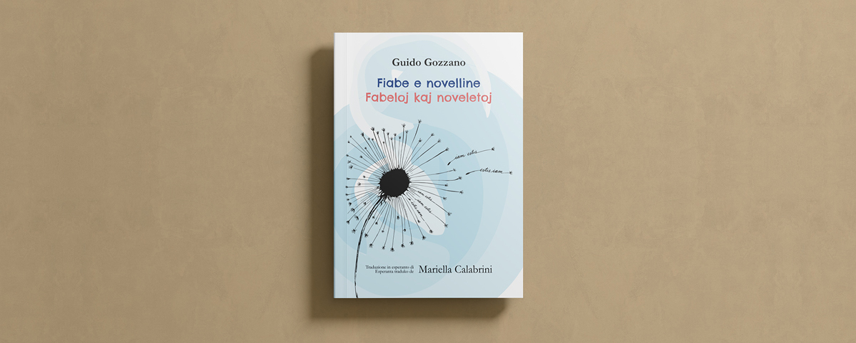 Copertina del libro bilingue italiano-esperanto “Fiabe e novelline” di Guido Gozzano, tradotto da Mariella Calabrini. Al centro dell’immagine, su uno sfondo beige, il libro presenta una copertina bianca con sfumature azzurre e l’illustrazione stilizzata di un soffione, i cui semi si disperdono nell’aria. In alto, il nome dell’autore e il titolo in italiano e in esperanto: “Fabeloj kaj noveletoj”.