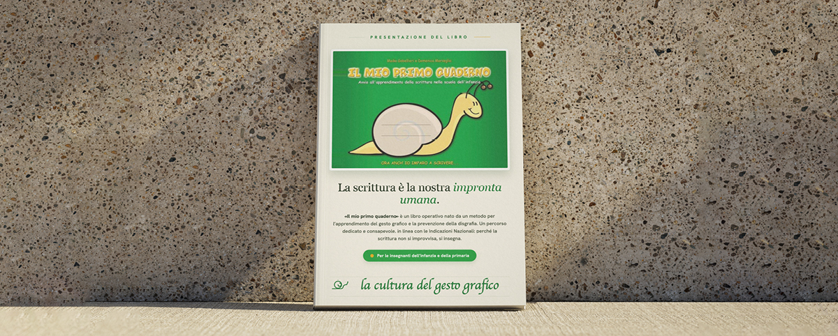 Locandina della presentazione del libro “Il mio primo quaderno”, di Maika Gabellieri e Domenica Marseglia, appoggiata su una superficie chiara davanti a una parete in graniglia. Al centro, su fondo verde, è raffigurata una lumaca gialla con un grande guscio a spirale. Sotto il titolo compare il sottotitolo “Avvio all’apprendimento della scrittura nella scuola dell’infanzia”. La locandina presenta il libro come un percorso dedicato al gesto grafico e alla prevenzione della disgrafia, rivolto agli insegnanti dell’infanzia e della primaria. In basso, la frase “La scrittura è la nostra impronta umana” e il logo “la cultura del gesto grafico”.